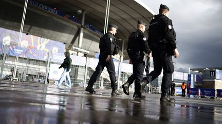 Des policiers patrouillent autour du Stade de France, le 14 octobre 2023. (YOAN VALAT / EPA)