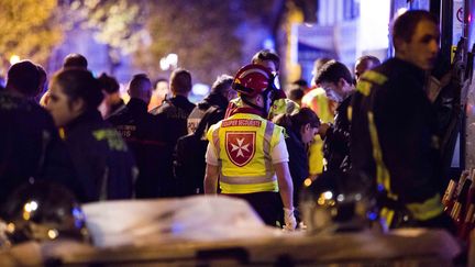 Les sapeurs-pompiers de Paris interviennent pour aider les victimes des attentats du 13 novembre 2015, à Paris. (LEWIS JOLY / SIPA)