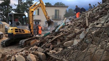 Des secouristes tentent de dégager une maison qui s'est effondrée&nbsp;à Amatrice (STRINGER . / REUTERS / X80002)