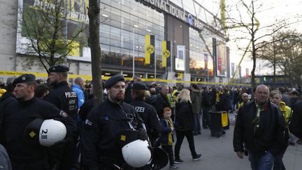 Des policiers patrouillent devant le&nbsp;Signal Iduna Park, stade de Dortmund (Allemagne), le 22 mars 2017.&nbsp; (ODD ANDERSEN / AFP)