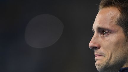 Renaud Lavillenie, sifflé par le public du stade olympique de Rio, pleure pendant la remise des médailles du saut à la perche, le 16 août 2016. (FABRICE COFFRINI / AFP)