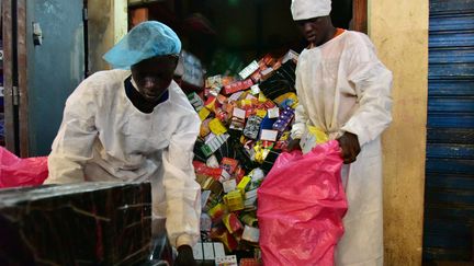 Des fonctionnaires du ministère ivoirien de la Santé lors d'une opération de lutte contre des médicaments contrefaits à Abidjan, le 3 mai 2017. (ISSOUF SANOGO / AFP)