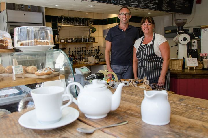 Richard Coleman et sa sœur Louise posent dans leur café, à Salisbury, le 14 mai 2018. (YANN THOMPSON / FRANCEINFO)