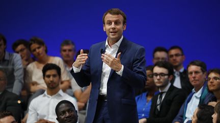 Le ministre de l'Economie, Emmanuel Macron, lors du premier meeting de son mouvement En marche !, le 12 juillet 2016 &agrave; la Maison de la Mutualit&eacute; &agrave; Paris. (PATRICK KOVARIK / AFP)