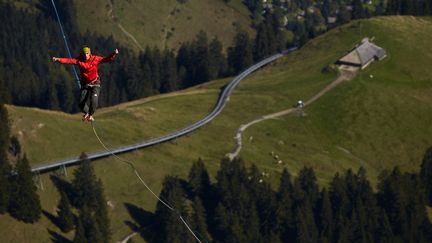 L'Allemand Friedi Kuehni s'&eacute;lance &agrave; son tour. (DENIS BALIBOUSE / REUTERS)