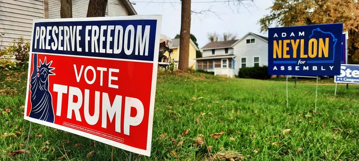 Une pancarte pro-Trump dans un jardin de Waukesha, situé dans le Wisconsin. Le comté&nbsp;a voté à plus de 60% pour Donald Trump en 2016. (BENJAMIN  ILLY / RADIO FRANCE)