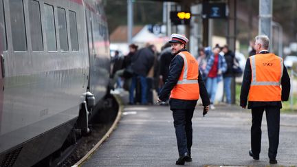 Des agents de la SNCF sur le quai de la gare de Mouchard (Jura), le 12 mars 2018. (MAXPPP)