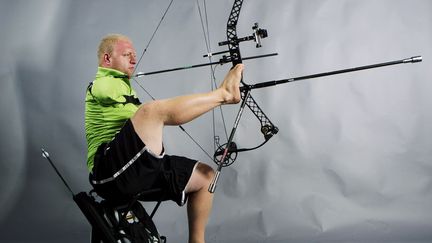 Pratiquer le tir &agrave; l'arc sans bras, c'est possible comme le prouve l'Am&eacute;ricain Matt Stutzman qui participera aux Jeux paralympiques de Londres cet &eacute;t&eacute;, New York, le 13 juin 2012. (LUCAS JACKSON  / REUTERS)