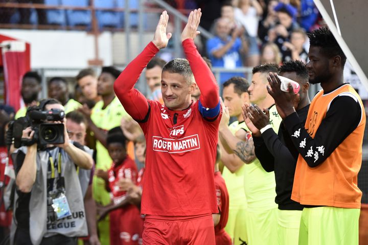 Haie d'honneur&nbsp;pour le&nbsp;capitaine de Dijon Cédric Varrault, 38 ans, avant son dernier match au club, le 19 mai 2018, contre Angers à Dijon. (ROMAIN LAFABREGUE / AFP)