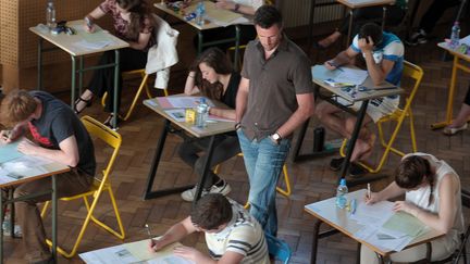 Des lyc&eacute;ens passent l'&eacute;preuve de philosophie du baccalaur&eacute;at &agrave; Strasbourg (Bas-Rhin), le 17 juin 2013. (FREDERICK FLORIN / AFP)