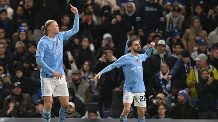 Erling Haaland et Bernardo Silva lors du match entre Manchester City et Chelsea en Premier League, le 12 novembre 2023. (GLYN KIRK / IKIMAGES)