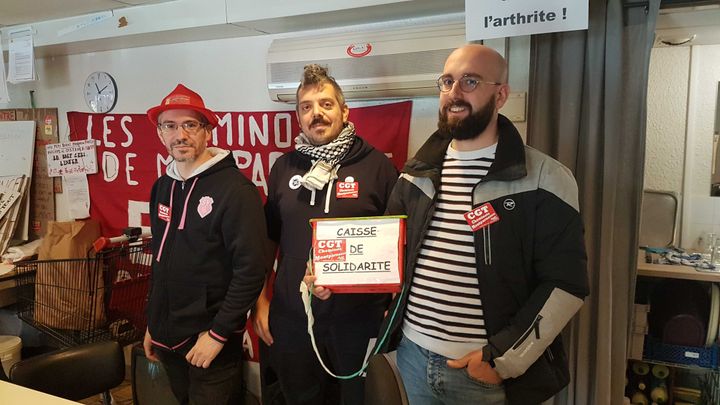 Maxime Durand, conducteur et délégué CGT à la gare Montparnasse (à droite sur la photo) avant la manifestation parisienne du 17 décembre 2019. (FABIEN MAGNENOU / FRANCEINFO)