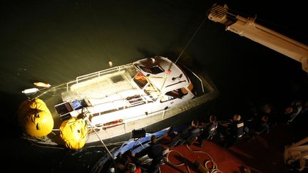  (Le bateau de plaisance a coulé à hauteur du pont de l’Archevêché, derrière Notre-Dame, avec douze personnes à bord. ©MaxPPP)