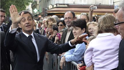 &nbsp; (Nicolas Sarkozy avec des habitants de Neuilly-sur-Seine lors d'une commémoration en 2011 © Reuters/Michel Euler)