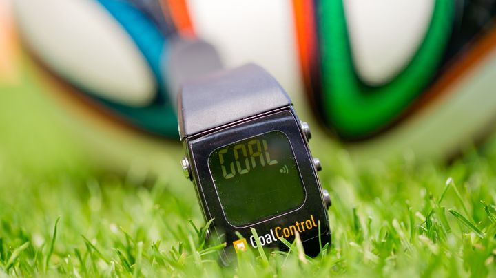 Une montre-r&eacute;cepteur utilis&eacute;e pour la technologie sur la ligne de but, lors d'une d&eacute;monstration &agrave; Aix-la-Chapelle (Allemagne), le 20 mai 2014. (ROLF VENNENBERND / DPA / AFP)