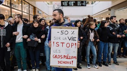 Des militants du mouvement&nbsp;Youth For Climate&nbsp;protestent dans le&nbsp;centre commercial de La Défense (Hauts-de-Seine) à l'occasion de l'opération commerciale "Black Friday", le 29 novembre 2019.&nbsp; (PHILIPPE LABROSSE / HANS LUCAS / AFP)