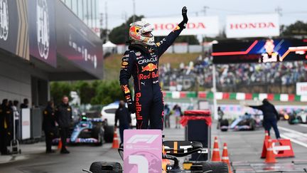 Max Verstappen célèbre sa victoire au Grand Prix du Japon, à Suzuka, le 9 octobre 2022. (TOSHIFUMI KITAMURA / AFP)