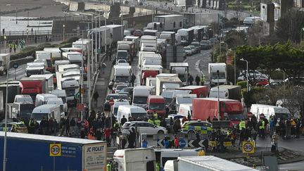 Les chauffeurs tentent d'entrer dans le port toujours bloqué de Douvres (Kent), dans le sud-est de l'Angleterre, le 23&nbsp;décembre 2020. (JUSTIN TALLIS / AFP)