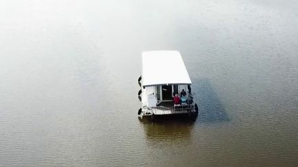 Des maisons flottent sur des rivières allemandes. Elles sont confortables et voguent au gré de l'eau. (France 2)