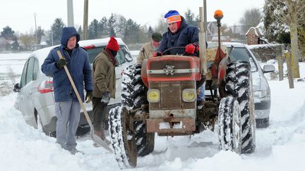 Un tracteur tire une voiture bloqu&eacute;e &agrave; Locon (Pas-de-Calais), le 12 mars 2013. (DENIS CHARLET / AFP)