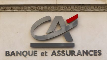 Une enseigne du Cr&eacute;dit agricole &agrave; Paris, le 14 septembre 2011. (IAN LANGSDON / EPA / MAXPPP)