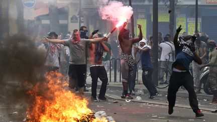 Des manifestants provoquent la police &agrave; Barb&egrave;s &agrave; Pais, le 19 juillet 2014. ( PHILIPPE WOJAZER / REUTERS)