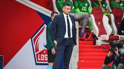 Jocelyn Gourvennec près du banc lillois pendant le match de Ligue des champions contre Wolfsburg, le 14 septembre 2021. (MATTHIEU MIRVILLE / DPPI / AFP)