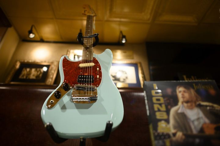 La guitare Fender Mustang pour gauchers utilisée par Kurt Cobain durant la tournée "In Utero". (JOHANNES EISELE / AFP)