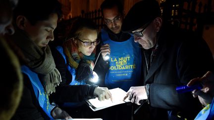 Des bénévoles participent à la "Nuit de la solidarité" organisée par la mairie de Paris, jeudi 15 février 2018", dans les rues de la capitale. Les volontaires ont pour objectif de dénombrer les sans-abris. (GERARD JULIEN / AFP)