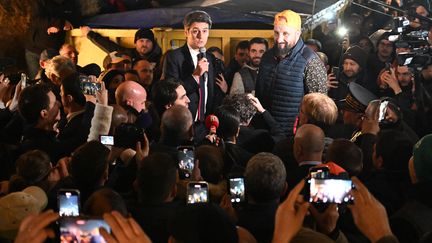 Gabriel Attal s'adresse aux agiculteurs sur le barrage de Carbonne sur l'A64, en Haute-Garonne, le 26 janvier 2024. (MIGUEL MEDINA / AFP)