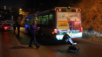 Des officiers de police autour du bus qui a été le théâtre d'une attaque armée à Jérusalem (Israël), le 14 août 2022. (AHMAD GHARABLI / AFP)