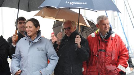 S&eacute;gol&egrave;ne Royal et Olivier Falorni (imperm&eacute;able rouge), s&eacute;par&eacute;s par &nbsp;Maxime Bono, le d&eacute;put&eacute; socialiste sortant dans la 1re circonscription de Charente-Maritime dont ils briguent tous deux le si&egrave;ge, le 20 mai 2012 &agrave; La Rochelle. (XAVIER LEOTY / MAXPPP)