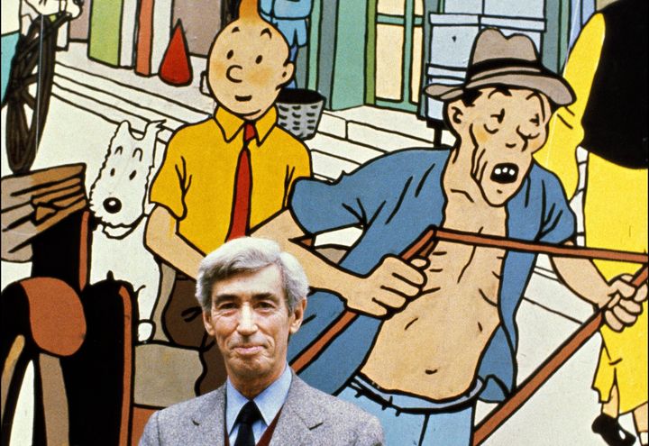 Hergé pose devant un agrandissement d'une des cases de son album "Le Lotus Bleu" à Bruxelles, en novembre 1979. (MARC GANTIER / GAMMA-RAPHO)