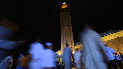 Des fid&egrave;les arrivent &agrave; la mosqu&eacute;e Hassan II de Casablanca (Maroc),&nbsp;en juillet 2014. (FADEL SENNA / AFP)