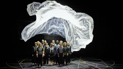 La compagnie de la chorégraphe et danseuse Anne Teresa De Keersmaeker, "Rosas", lors du spectacle "Exit Above" au 77e Festival d'Avignon (CHRISTOPHE RAYNAUD DE LAGE)