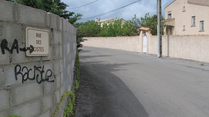 A Poulx (Gard), un individu a rebaptis&eacute; la rue des Cistes... (FTVI)