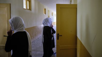 Des femmes dans une école en Afghanistan le 10 novembre 2019. (GUILLAUME PINON / HANS LUCAS / AFP)