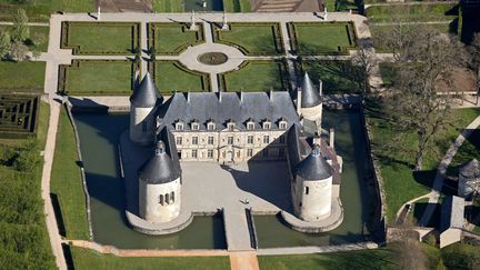 Le château de Bussy Rabutin, ici photographié en août 2018, a été construit aux XIIème et XIVème siècle à Bussy-le-Grand (Côte-d'Or). Le comte Roger de Bussy-Rabution, lieutenant général des armées royales de Louis XIV, y a donné son nom actuel. Des infiltrations d'eau et la présence d'insectes, qui menacent les décors, obligent à&nbsp;des travaux d'urgence, évalués à environ 400 000 euros. (PHILIPPE ROY / AURIMAGES / PHILIPPE ROY)