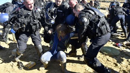 Les gendarmes &eacute;vacuent un opposant au projet de barrage de Sivens (Tarn), le 6 mars 2015. (PASCAL PAVANI / AFP)