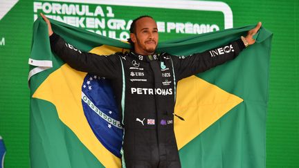 Lewis Hamilton célèbre sa victoire après le Grand Prix du Brésil, dimanche 14 novembre 2021, à Interlagos. (NELSON ALMEIDA / AFP)