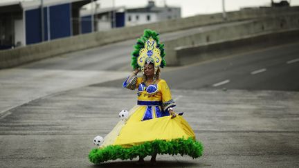 Une femme d&eacute;guis&eacute;e aux couleurs du Br&eacute;sil arrive &agrave; Panama (Panama) pour participer au carnaval, le 4 mars 2014. (CARLOS JASSO / REUTERS)