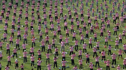 Record du monde de hula-hoop battu par 4 483 personnes pr&egrave;s de Bangkok (Tha&iuml;lande), le 12 f&eacute;vrier 2013. (REUTERS )