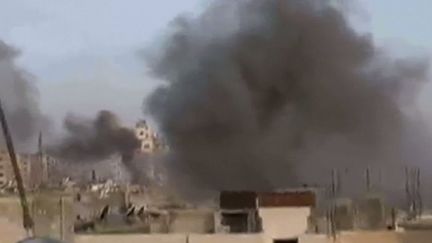 Capture d'&eacute;cran d'une vid&eacute;o post&eacute;e sur YouTube le 6 f&eacute;vrier 2012, montrant un bombardement sur un quartier de Homs, en Syrie.&nbsp; (YOUTUBE / AFP)