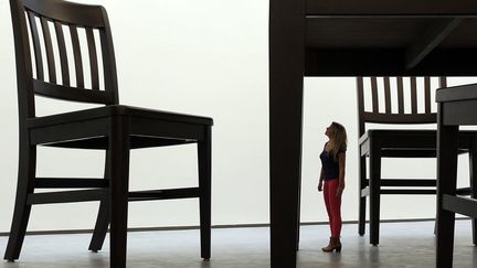 Une femme regarde la sculpture de l'artiste Robert Therrien expos&eacute;e au Metropolitan Arts Centre &agrave; Belfast (Irlande), le 23 avril 2012. (CATHAL MCNAUGHTON / REUTERS)