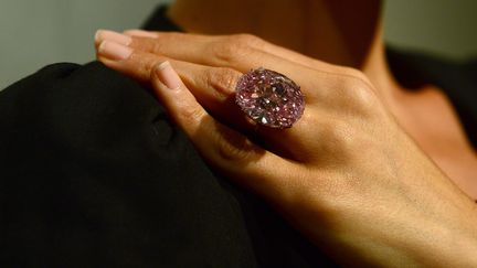 Le diamant Pink Star, mont&eacute; en bague, pr&eacute;sent&eacute; chez Sotheby's, &agrave; New York, le 1er novembre 2013. (EMMANUEL DUNAND / AFP)