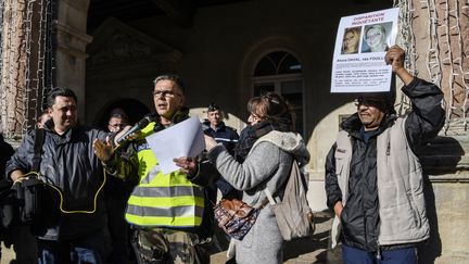 Un gendarme donne des instructions à des volontaires qui s'apprêtent à participer à une battue pour retrouver Alexia Daval, le 30 octobre 2017 à Gray-la-Ville. (PHILIPPE DESMAZES / AFP)