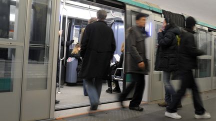 Le Wi-Fi pourrait &ecirc;tre disponible &agrave; partir du 26 juin 2012 dans le m&eacute;tro parisien, selon La Tribune.fr. (MIGUEL MEDINA / AFP)