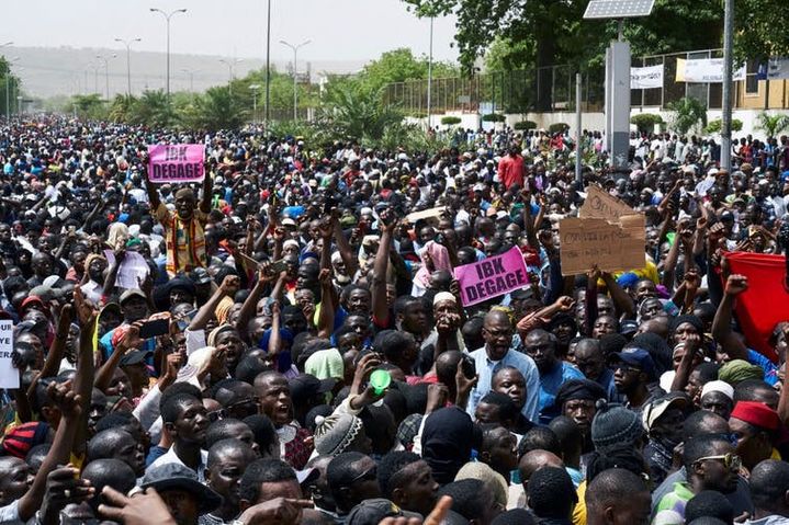 Manifestation à Bamakao suite au massacre (157&nbsp;civils tués) des Peuls à Ogossagou à l’appel du Haut Conseil Islamique contre le gouvernement malien et la présence militaire française.  (Michelle Cattani/AFP)