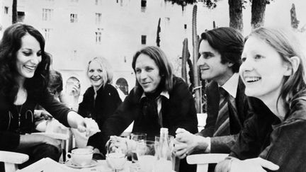 &nbsp;De gauche à droite, les acteurs Bernadette Lafont, Marinka Matuszewski, Jean Eustache (réalisateur), Jean-Pierre Léaud et Françoise Lebrun se détendent après la projection du film "La Maman et la Putain", le 16 mai 1973, lors de la 26e édition du Festival de Cannes. (STAFF / AFP)