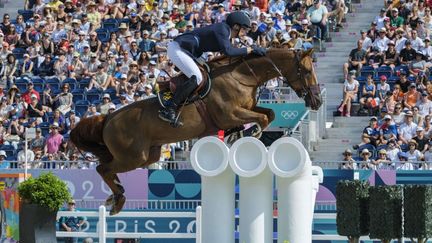 Le Suédois Henrik von Eckermann aux rênes de King Edward, lors de l'épreuve qualificative par équipes, le 1er août 2024 à Versailles. (CHRISTOPHE BRICOT / CHRISTOPHE BRICOT)